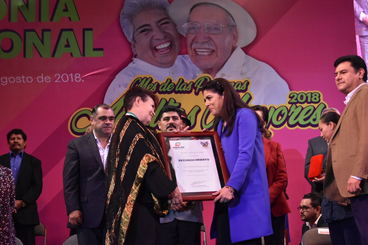 IAAMEH's tweet image. La Presidenta del Sistema @difhgo, @victoriaruffo31 entregó el galardón “Gloria Conde “ a Felicitas Chávez García y Manuel Noriega Olguín, quienes con su trabajo y ejemplo han abonado al crecimiento de nuestro estado.