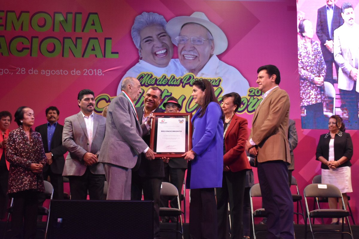 IAAMEH's tweet image. La Presidenta del Sistema @difhgo, @victoriaruffo31 entregó el galardón “Gloria Conde “ a Felicitas Chávez García y Manuel Noriega Olguín, quienes con su trabajo y ejemplo han abonado al crecimiento de nuestro estado.