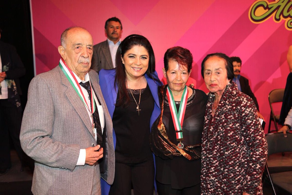 IAAMEH's tweet image. La Presidenta del Sistema @difhgo, @victoriaruffo31 entregó el galardón “Gloria Conde “ a Felicitas Chávez García y Manuel Noriega Olguín, quienes con su trabajo y ejemplo han abonado al crecimiento de nuestro estado.
