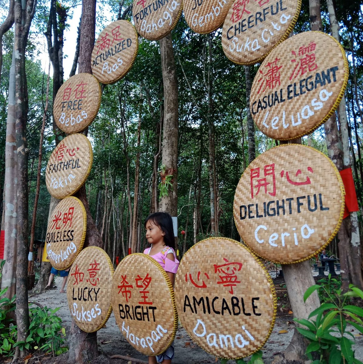 pesonaindonesia's tweet photo. GenPI Belitung memanfaatkan sebuah hutan di Desa Kacang Butor. Setelah dikonsep dengan matang, hutan tersebut disulap menjadi destinasi digital. Namanya Pasar Rimba Belitung. Minggu (26/8) destinasi ini resmi diluncurkan dalam soft opening. #PesonaPasarRimbaBelitung https://t.co/qwjxFvQzuq