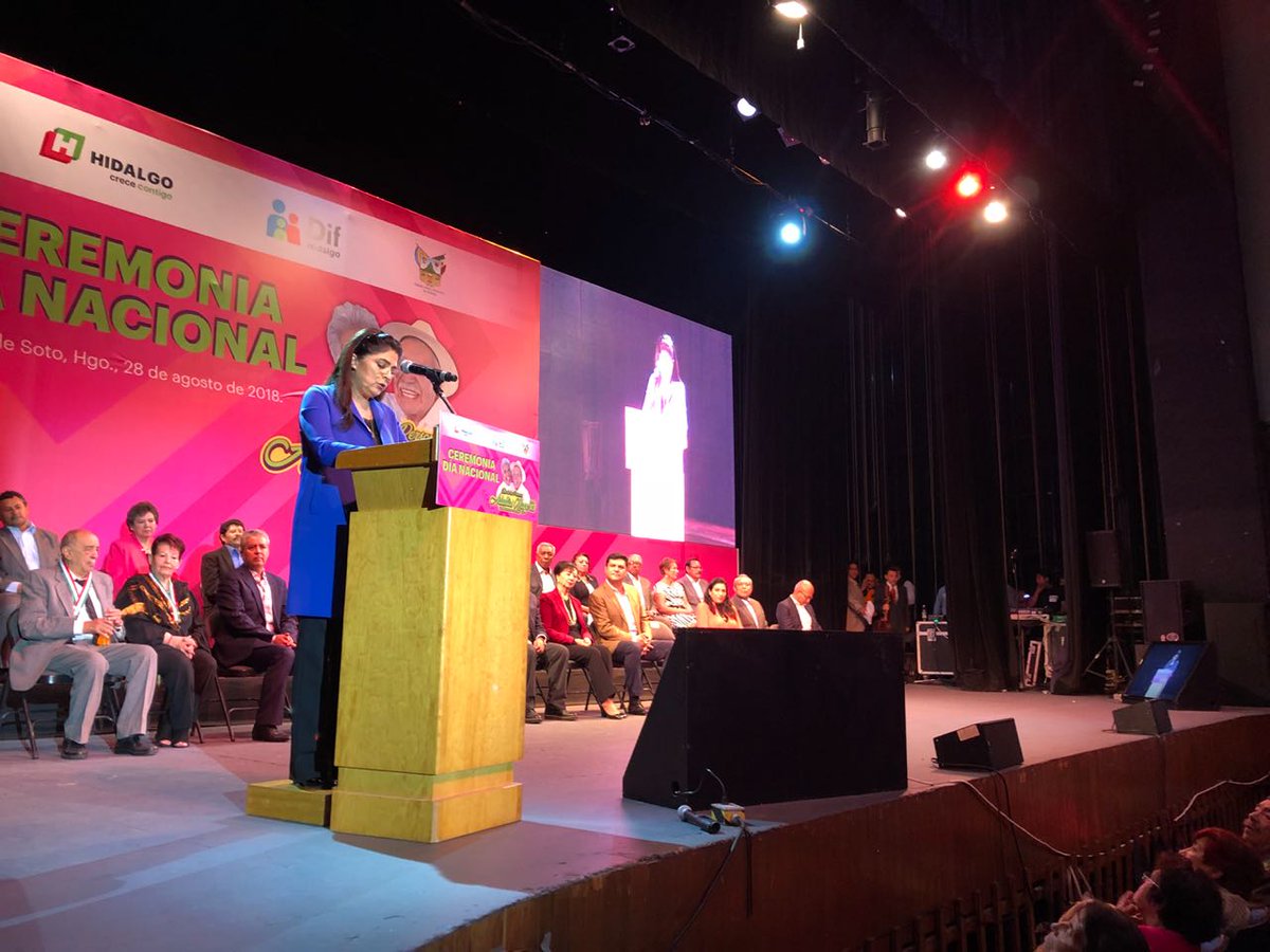 IAAMEH's tweet image. La Presidenta del Sistema @difhgo, @victoriaruffo31 presidió en compañía de autoridades municipales, estatales y federales la ceremonia por el Día de las Personas Adultas Mayores.