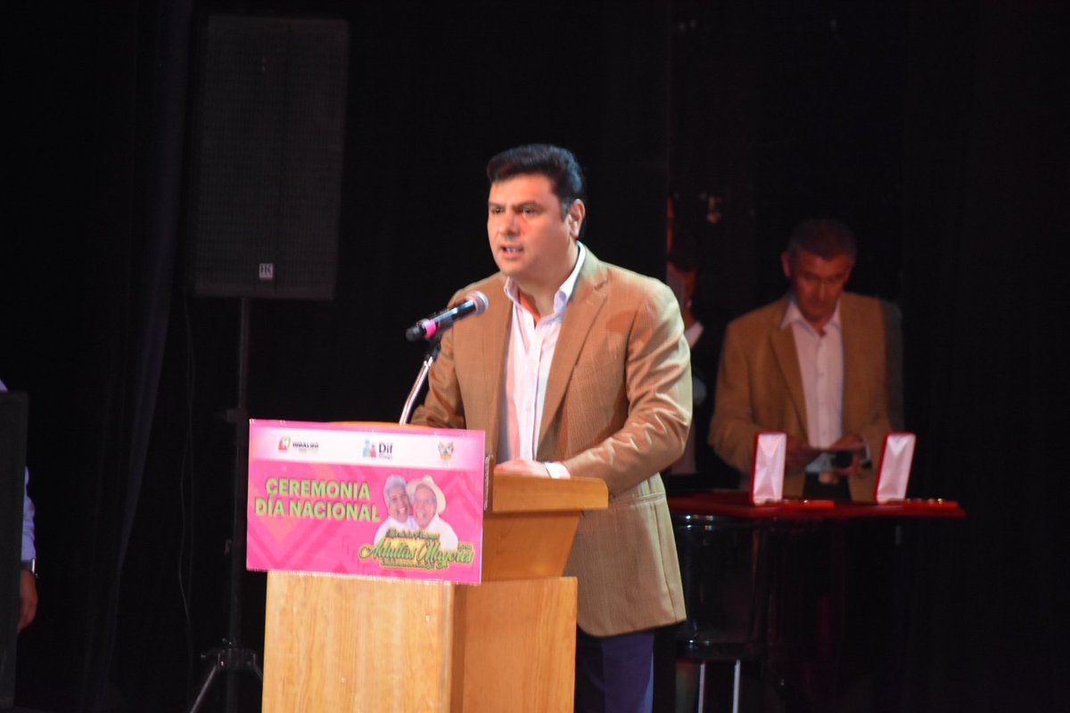 IAAMEH's tweet image. La Presidenta del Sistema @difhgo, @victoriaruffo31 presidió en compañía de autoridades municipales, estatales y federales la ceremonia por el Día de las Personas Adultas Mayores.