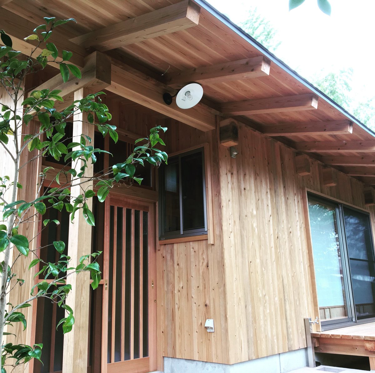 山武杉で造る注文住宅 石井涼平 Sur Twitter 無塗装の板張りの外壁 山武杉の芯に近い赤身部分のみを使用する事で 無塗装でも耐久性に富んだ外壁に仕上げます 経年変化での自然な退色がこれから楽しみな仕上げです 注文住宅 新築 新築一戸建て 建築 外壁 山武杉で造る注文住宅 石井涼平 Sur Twitter 無塗装の板張りの外壁 山武杉の芯に近い赤身部分のみを使用する事で 無塗装でも耐久性に富んだ外壁に仕上げます 経年変化での自然な退色がこれから楽しみな仕上げです 注文住宅 新築 新築一戸建て 建築 外壁