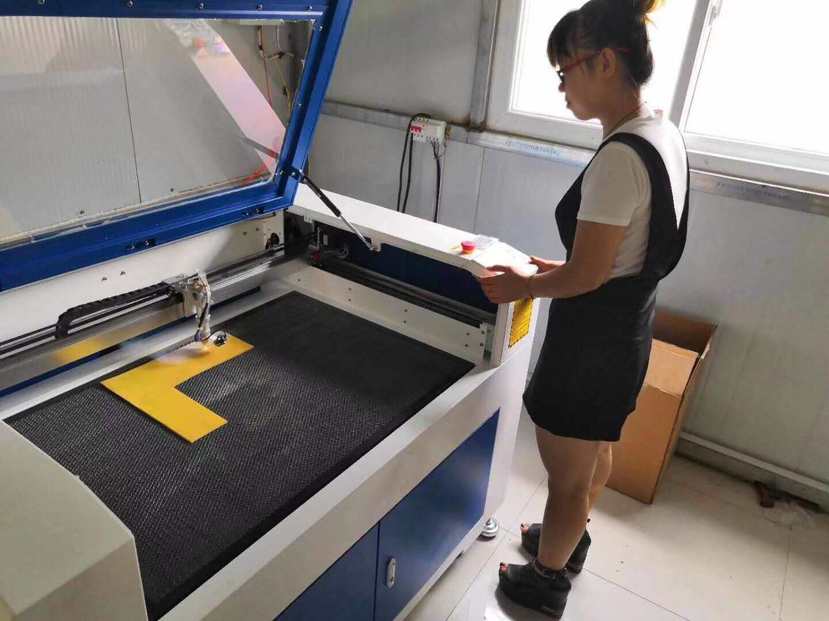 FiberLaserMark's tweet photo. [Client Feedback]:Beautiful girl operate Laser Cutting Machine 
In general operate machine by man,now one beautiful girl can easily operate,so you can know how easily for Co2 laser cutting machine.

#Co2LaserCuttingMachine #LaserCuttingMachine #LaserEngravingMachine #LaserEngrave https://t.co/71M3bzmPd7