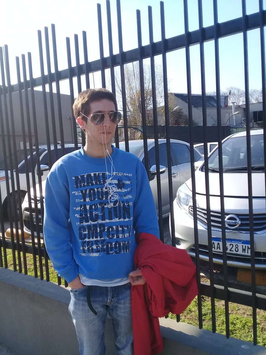 Hoy los anteojo de <a href="/accoroni_diego/">Diego Accoroni</a>  escucha musica