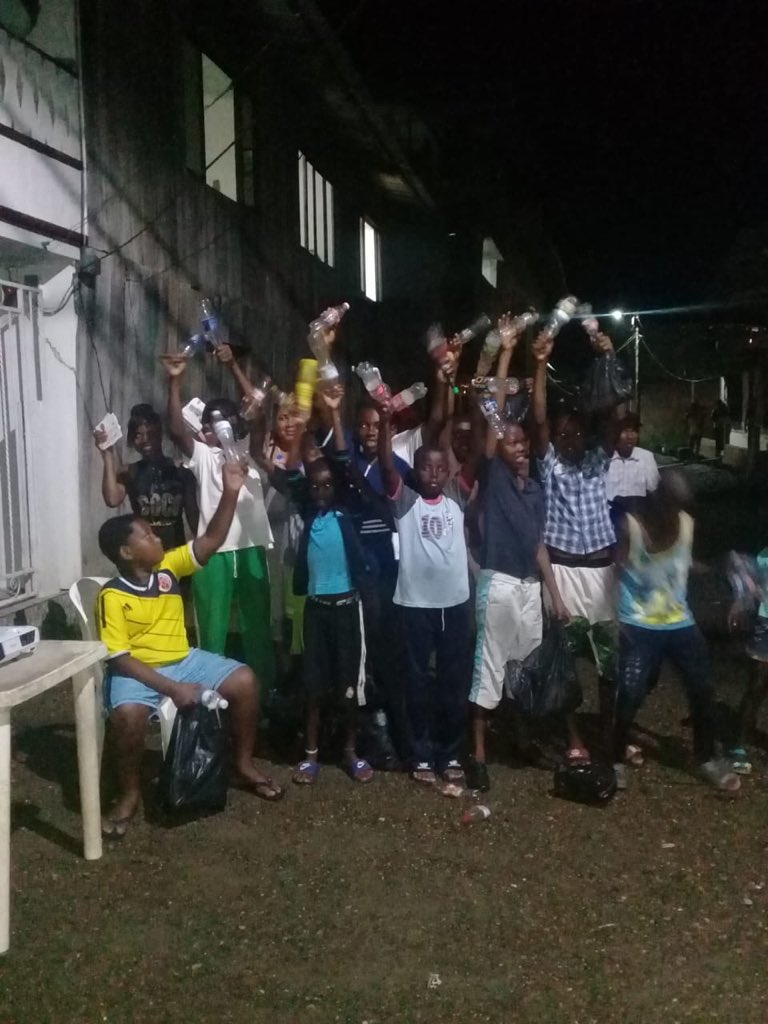 TSPazcifico's tweet photo. #GuapiHoy motivando a los habitantes del Barrio Puerto Cali, con la proyección de los vídeos de la #Reciclatón. #TodosSomosGuapi https://t.co/18hidUGZZ1