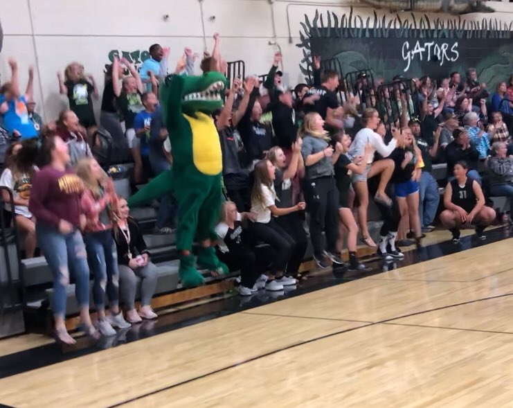 TomJerome2's tweet photo. Gator Volleyball Win In 5!
#GreatStudentCheerSection
#GATORS https://t.co/Ysplqp2y1I