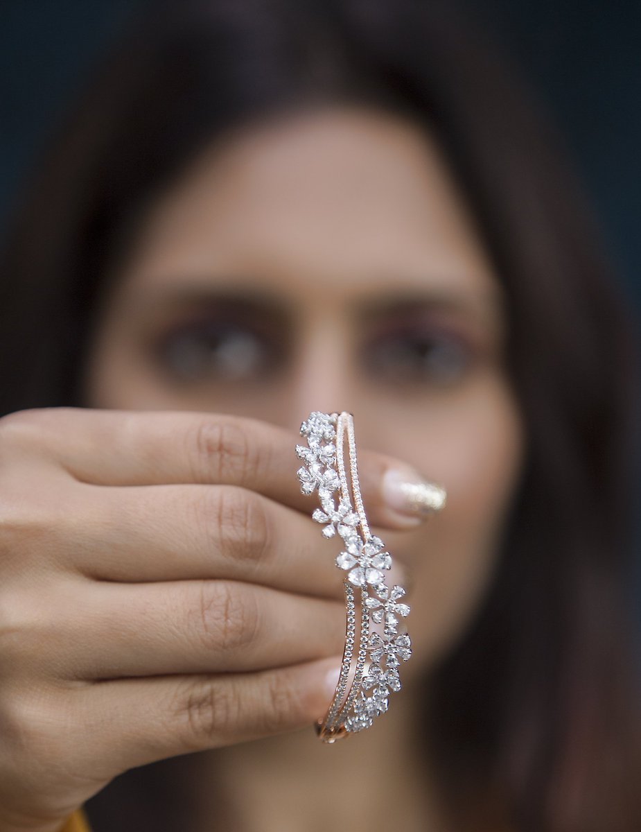 prernamakharia's tweet photo. #FlowerPower 🌺 This #diamondbracelet is set with pear and round shaped diamonds in gold. Thr elegant craftsmanship accentuates its simplicity. Spotted at #IIJS2018
Designed by @umaornaments
#StylePrer @GJCIndia @iijs
#PrernaaMakhariaa #Jewelry https://t.co/mNEyzwwYAO