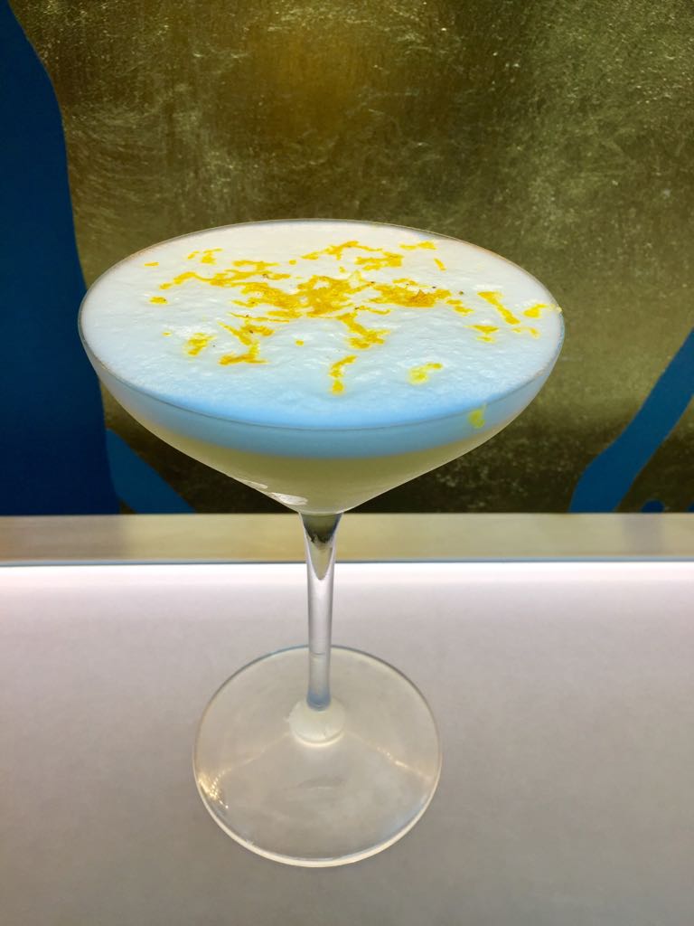 FoodandTravelMX's tweet photo. En el bar del nuevo #KoMaMx puedes olvidarte del estrés con cocteles como el Lemon Pie (limón verde y amarillo, crema de coco, gin); el Patio Fizz (vodka, chartreuse, limón); y Se acabó la cena (café, Bourbon Bulleit, licor 43, Ancho Reyes), ¡pruébalos! 🍹🍸🍋 https://t.co/b8UOf7VQCm