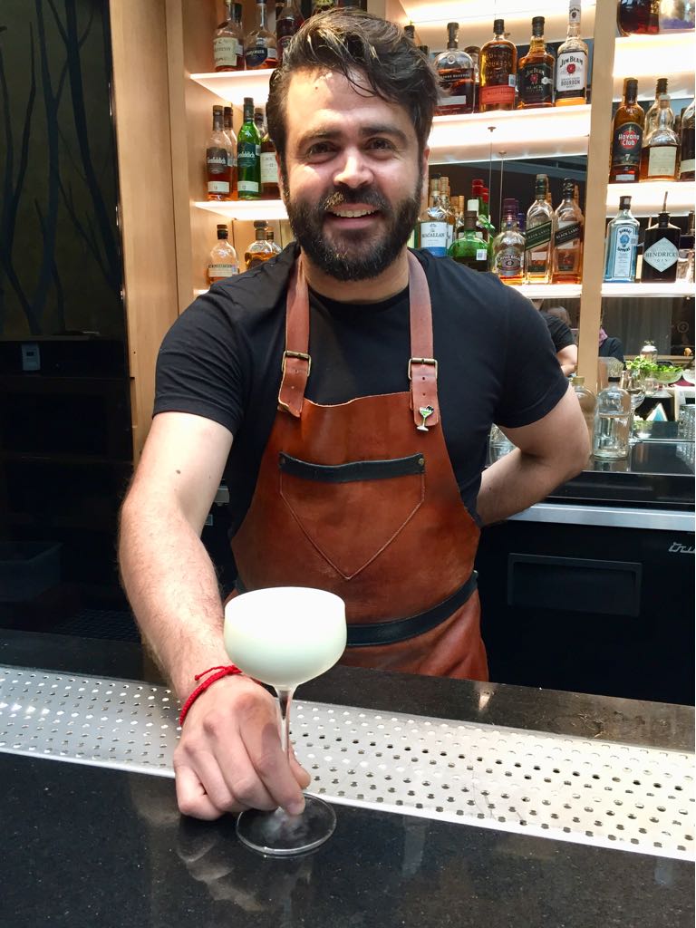FoodandTravelMX's tweet photo. En el bar del nuevo #KoMaMx puedes olvidarte del estrés con cocteles como el Lemon Pie (limón verde y amarillo, crema de coco, gin); el Patio Fizz (vodka, chartreuse, limón); y Se acabó la cena (café, Bourbon Bulleit, licor 43, Ancho Reyes), ¡pruébalos! 🍹🍸🍋 https://t.co/b8UOf7VQCm