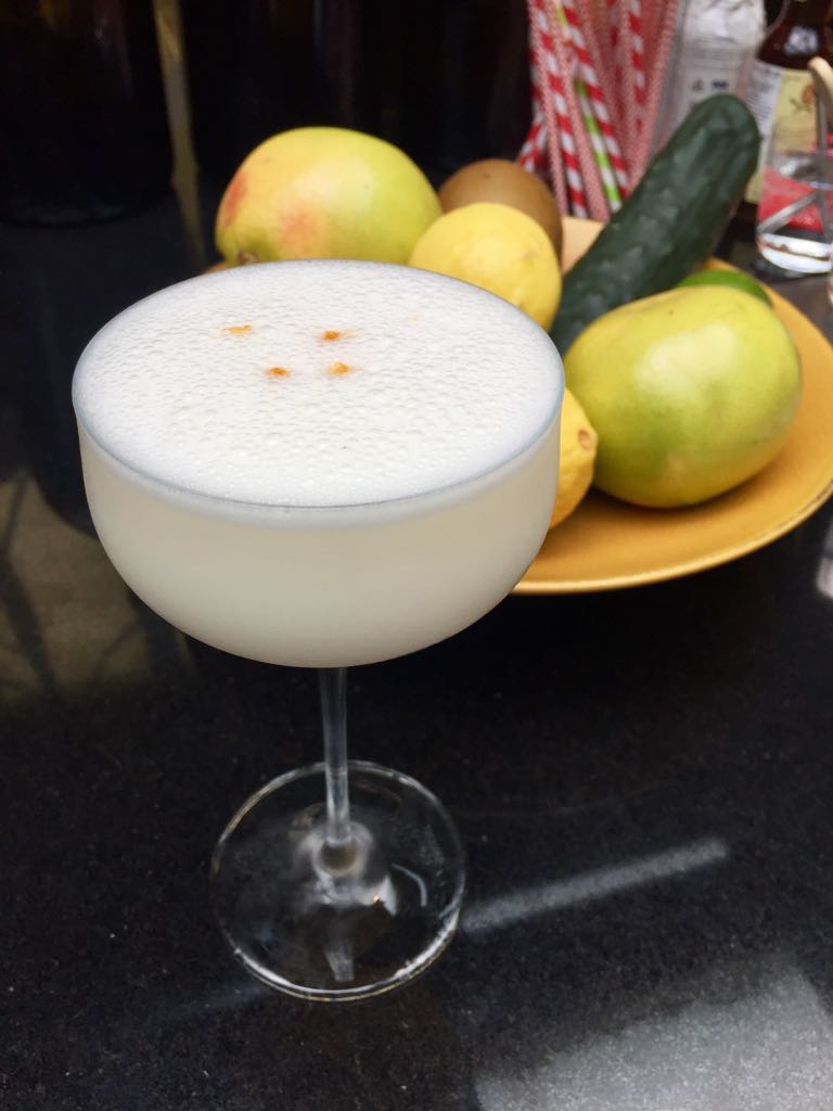 FoodandTravelMX's tweet photo. En el bar del nuevo #KoMaMx puedes olvidarte del estrés con cocteles como el Lemon Pie (limón verde y amarillo, crema de coco, gin); el Patio Fizz (vodka, chartreuse, limón); y Se acabó la cena (café, Bourbon Bulleit, licor 43, Ancho Reyes), ¡pruébalos! 🍹🍸🍋 https://t.co/b8UOf7VQCm
