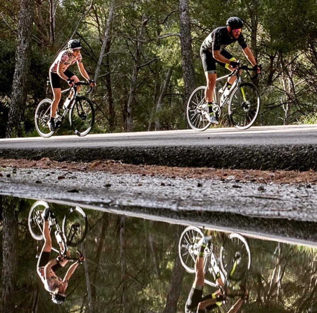 ROSEBikesES's tweet photo. Rodando por Mallorca con la nueva Rose Bikes X-Lite Disc 🚴🏽‍♂️🌬️😎🤙🏽! El cuadro de la #bici ha sido diseñado en Alemania e impresiona por su #diseño minimalista, obteniendo una gran relación peso/rigidez y una excelente #aerodinámica 🔝👌🏽! ➡️ https://t.co/BlJYM9jsiq https://t.co/KMELix25EA