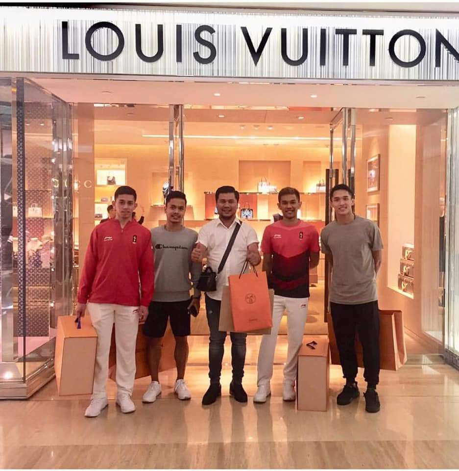 timmymalachi's tweet photo. HELLO CRAZY RICH SINGAPOREAN! THIS IS OUR CRAZY INDONESIAN LADY DID TO OUR GOLD ATHLETES! 😁😁😁😁 #proudmaids https://t.co/Djq1rtZGKq