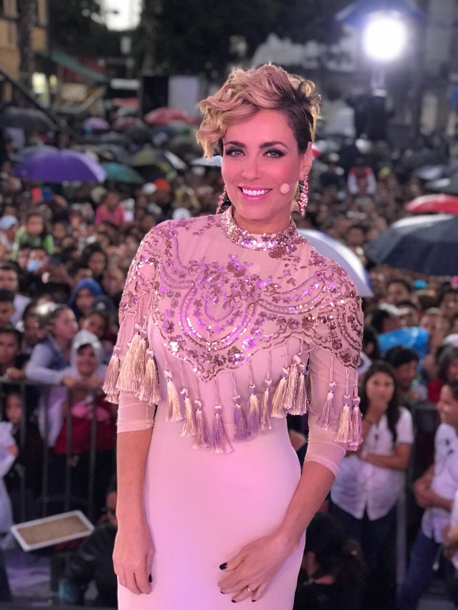 carmenmoriginal's tweet photo. Gracias de ❤️ por tanto cariño hoy en @EnamorandonosTV en el homenaje a #JuanGaEnMiMente #Juangabrielizándonos #PlazaGaribaldi Que se repita pronto!! https://t.co/O6Kxgixw69