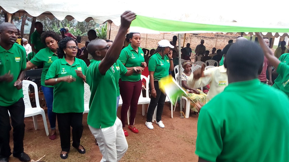 agnes_nkusi's tweet photo. Abakandida depite ba @DemGreenPartyRw bahagurutse mu Mujyi wa #Kigali berekeje @Nyamasheke Umurenge #Macuba Centre #Bitaba kuva 11h30-15h00 barahava berekeza @KarongiDistr Umurenge #Rubengera Centre #Kibirizi @FrankHabineza @RwandaElections #toragreenparty #votegreenparty https://t.co/L16gCR0sE8