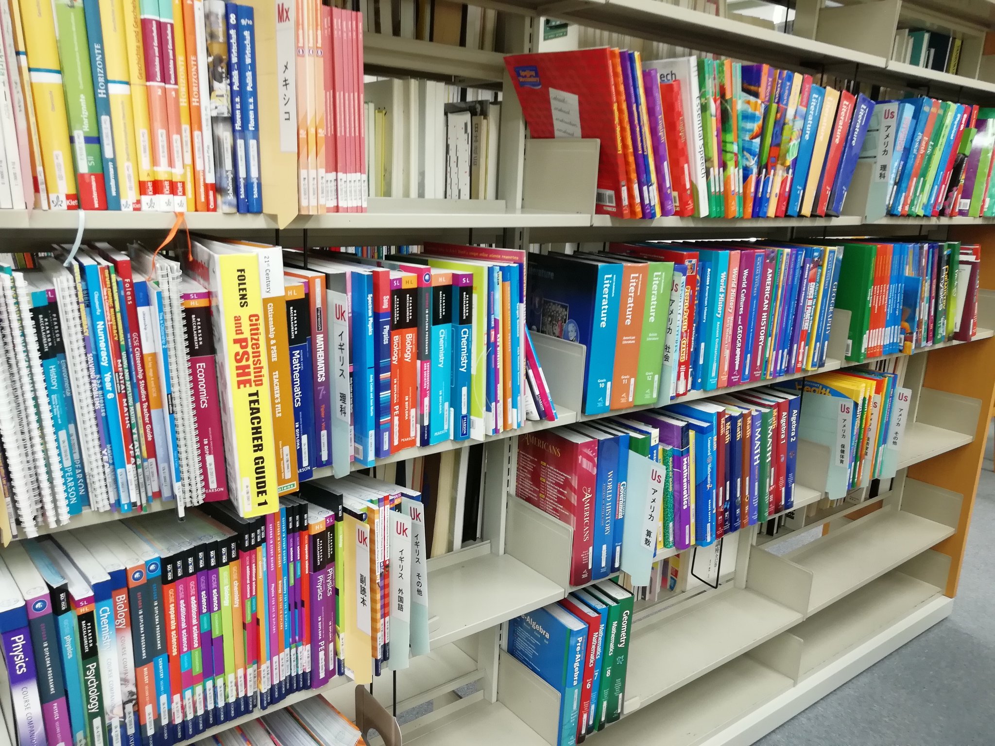 中村百合子 教育大の図書館らしいコレクションがいろいろ 外国の教科書や英語の多読指導用の読書材 Ipadやノートパソコン 読書支援ツールの貸出 あとは かわいい サービス案内の おそらく手作り ポスターも複数種類見かけました 大阪教育大学