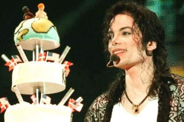 BonnieLamrock's tweet photo. Happy Birthday Michael Jackson! We Love You! See over 100 PHOTOS &amp; VIDEOS on our special MJ Birthday page! Click Here: https://t.co/yiA9BP15qu #MichaelJackson #mjfam #MOONWALKERS #mjeveryday #MJForever #MJJCommunity #mjj #MichaelJacksonDay #HappyBirthdayMichaelJackson https://t.co/hPJukQbky1