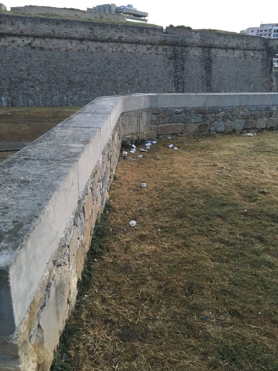 Día 2 de #fosossuciospamplona,misma basura,diferentes ángulos.¿Tendrá esta capscidad reproductora?y digo yo...¿no sería más pro medio ambiente dejar restos orgánicos?<a href="/PamplonaIruna/">Pamplona-Iruña</a> o lo orgánico acarrea sanción y el resto no?