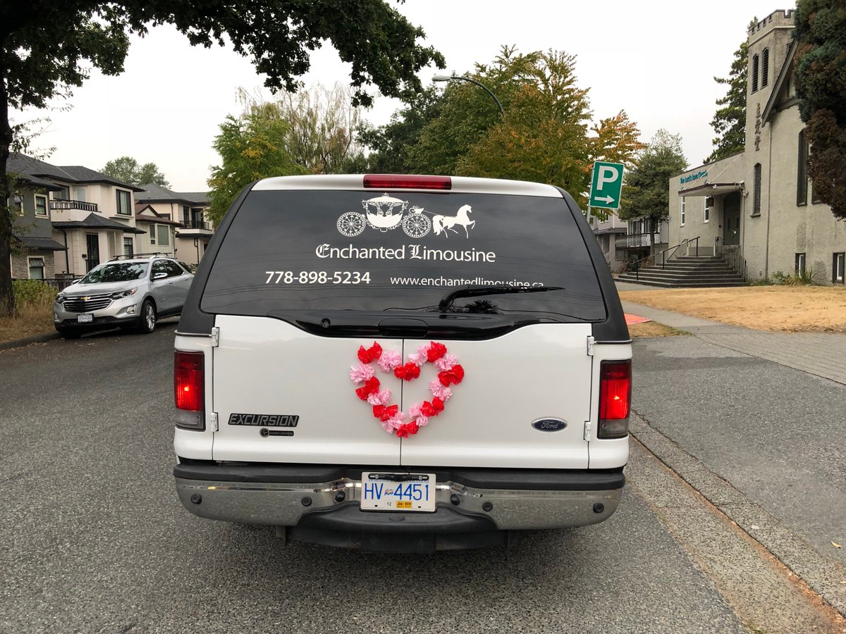 EnchantedLimo7's tweet image. Did you know we will decorate our limousine with the colours of your choice before your big event? For a small additional fee, we will decorate the limousine and arrive to pick you up 15 minutes before the appointed time. That's just how we roll.