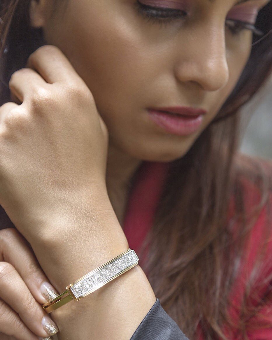 prernamakharia's tweet photo. Who said diamonds are just a woman’s best friend? This invisible set men’s bracelets by #PrestDiamondCorp , with princess cut diamonds defines opulence, class and simplicity.
Spotted at #IIJS2018 @GJEPCIndia
#StylePrer #PrernaaMakhariaa #JewelryInfluencer #Diamonds https://t.co/1pNdeKykaZ
