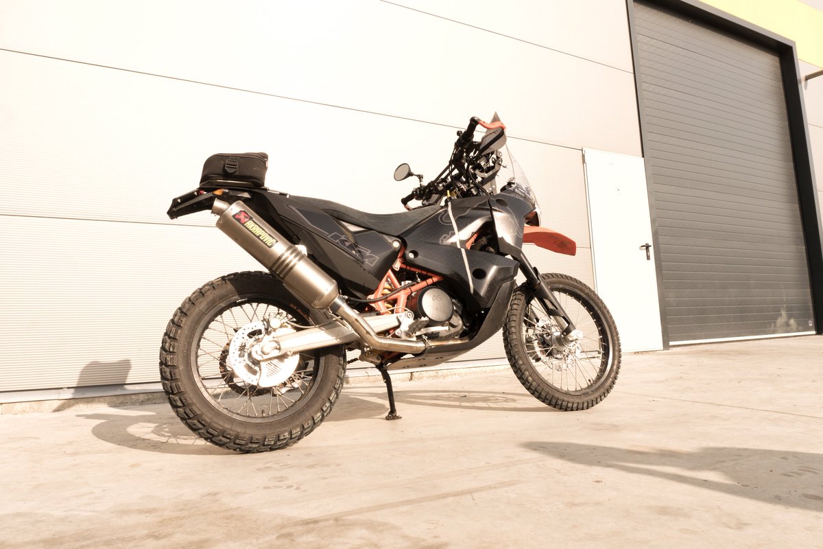 eosmoto's tweet photo. ⚠️ Don’t zoom if you have a sweet spot for black bikes! This #KIT690 build could make your eyes water. #ktm #690enduro #ktm690adventure #ktm690 #ktm690enduro #ktm690enduror #690rally https://t.co/ZDhE5Dz5pD