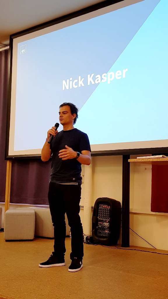 ChristianJuen's tweet photo. #AXA_ARP zum 1.Mal im Ex-Maggi Areal: Nick Kasper mit inspirierendem Intro Speech, der sogar begeisterten Zwischenapplaus auslöste! @Choli8421 @AXA_Schweiz @StoobUrs @MaierAndy @Be24jackG #AXAwall @AnnettKuhnert @ https://t.co/gbiB3e7dki