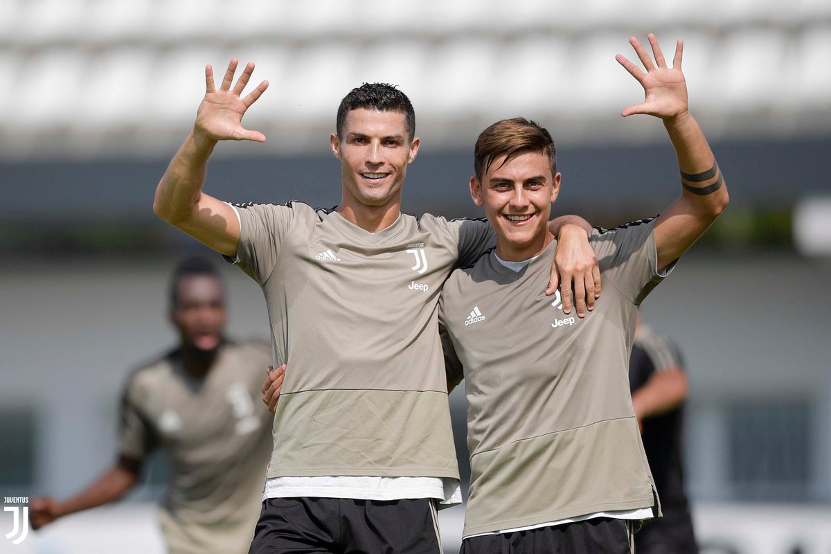 juventusfcen's tweet photo. How about a high 🖐 from these two? 😃

#FinoAllaFine 🔥⚪⚫💎 #ForzaJuve https://t.co/2qwWzMNeai
