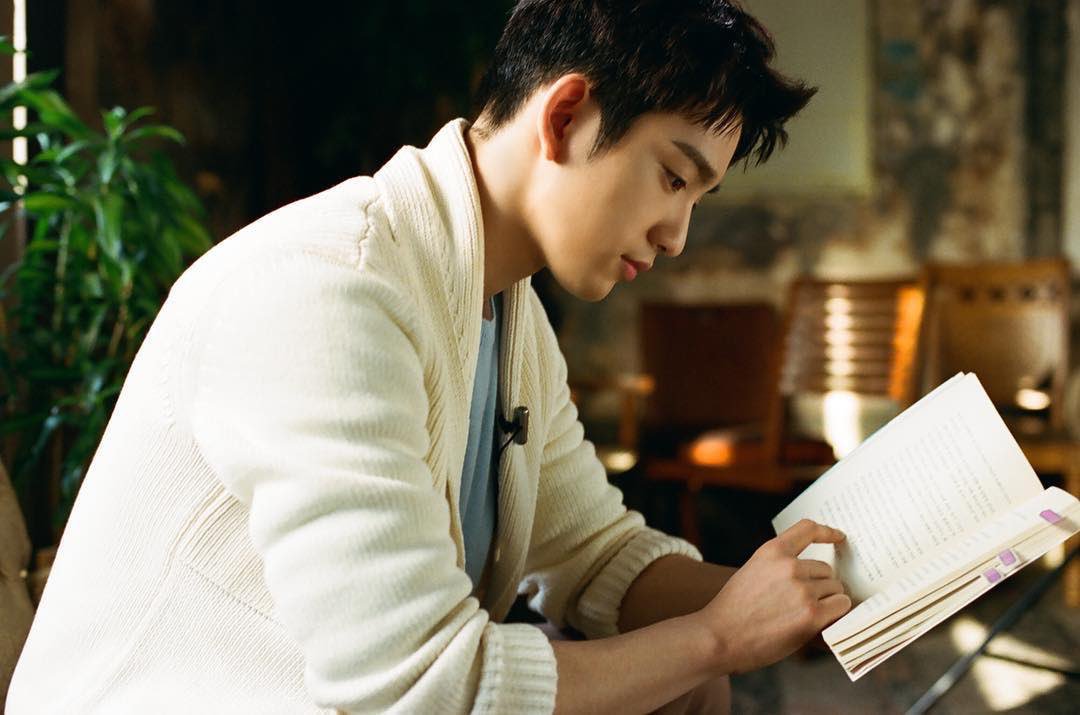 айдол читает. айдол читает. джинён got7 дебют. намджун soop. айдол с книгой.