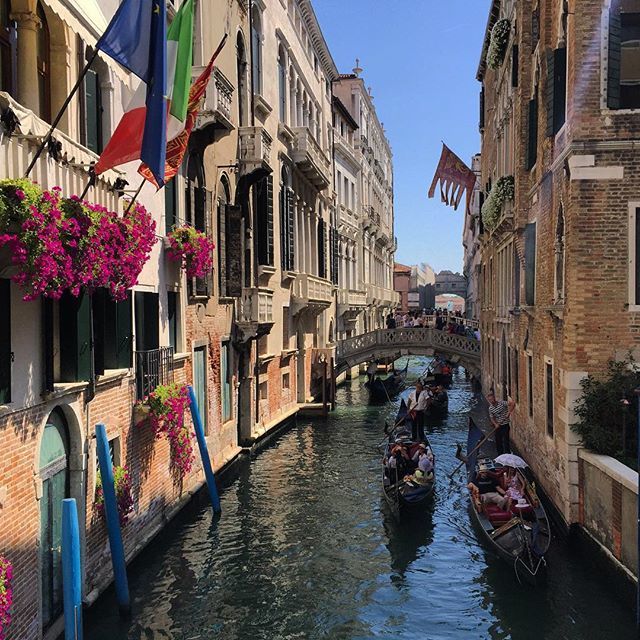 reycj's tweet photo. Gondola’s on the canal by Hotel Columbina https://t.co/IlytN3Yg5K https://t.co/1tEpvmegtT