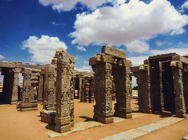 Beautiful carved pillars in the #veerabhadratemple in the #lepakshitemple complex in #andhrapradesh, Stark against a brilliant sky!

#kuzalayana #traveldiaries #andhrapradeshtourism #oldarchitecture #ancienttemplesofindia #templecomplex #stonepillars ift.tt/2BWny5i