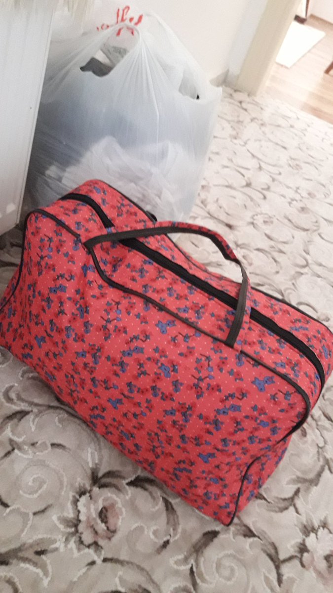 Dedem babaannem öldükten sonra (16 gün önce) bugün bize yerleşti bir  çanta bir poşet birde emektar bastonu ile geldi. Evinden çıkınca döndü evine bakıp el salladı ve 70 yılına kilit vurdu. Boşsun dünya. Gördükçe gözlerim doluyor.