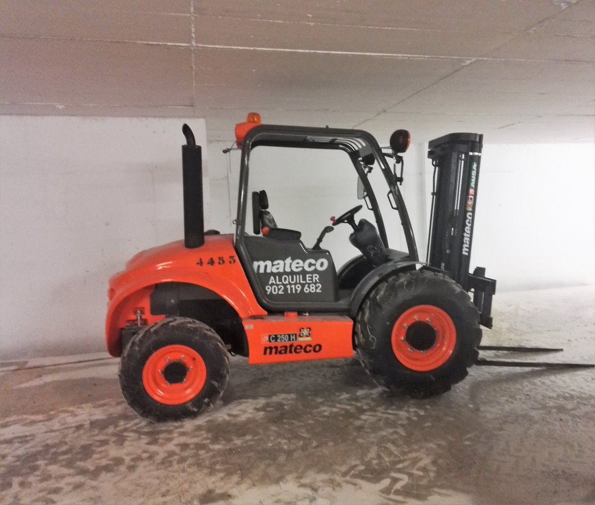 #Carretilla #Todoterreno #Ausa. Maquinas para trabajar en terrenos irregulares, incluso con gran pendiente de hasta un 48%.