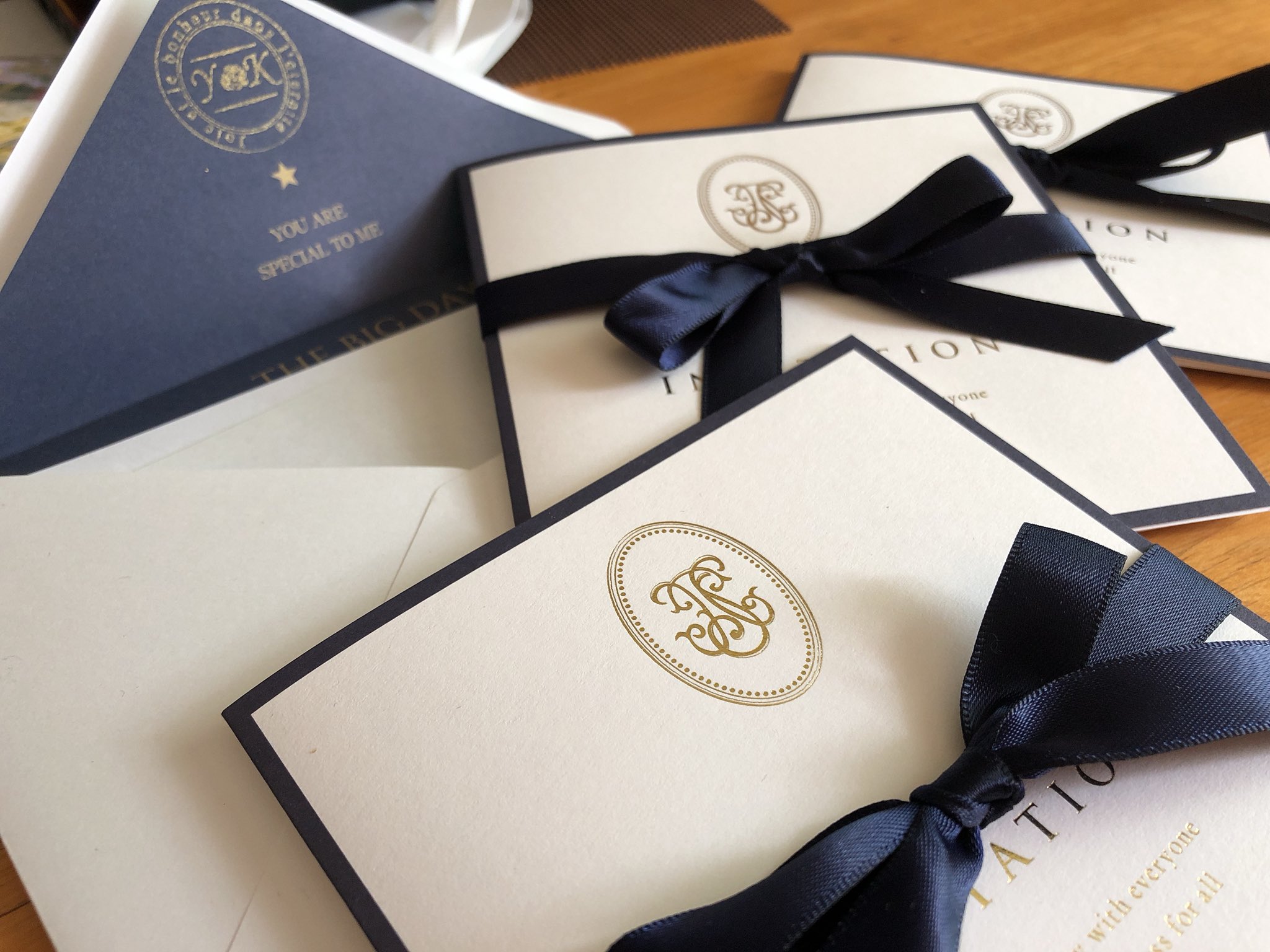 Twitter 上的 江戸紫 2y8m こちらの招待状は夫がチョイス 私の友人には 招待状の本文に美女と野獣 返信ハガキにシンデレラ城 とミキミニのシルエットイラスト入れたりしました 友人の返信ハガキの切手は可愛いグリーティングのピンクと季節の夏を使ったよ プレ