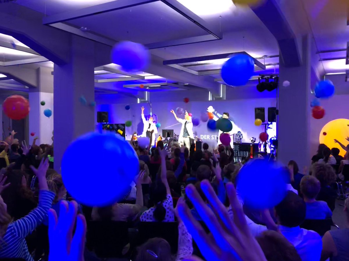 Und wieder zischen hunderte Luftballons durch den Raum und die Kids schreien und lachen. Rückstoßprinzip spielerisch veranschaulicht. Physik, die Spaß macht! #DLR_Raumfahrt_Show