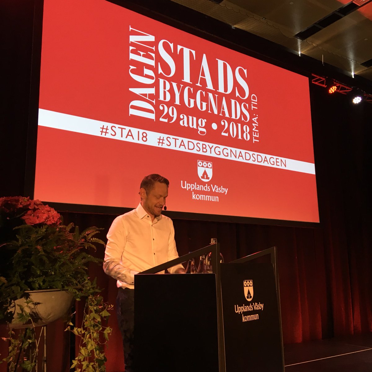 Mathias_Bohman's tweet photo. Bodil Jönsson, författare och professor emerita @Lundsuni är första talare på Stadsbyggnadsdagen i Väsby. Hon bär fram årets tema - tid.
#STA18 #stadsbyggnadsdagen #hejaväsby #upplandsväsby #väsby @fredrikdrotte @upplandsvasby https://t.co/NNtRmc9rzc