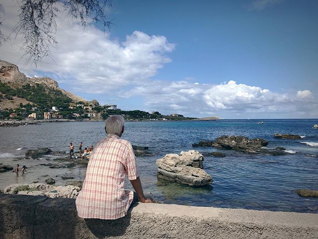 ClarissaVintage's tweet photo. What are you looking at?
#igerspalermo #igersitalia #igers_sicilia
A guardare il mare si starebbe ore.
.
.
.
#sferracavallo #southernitaly #palermocapitaledellacultura2018 #mabelle #mysicily #mysouvenir #mysummerstory #landscape_love #bytheseaside #skyan… https://t.co/lIlEgmXtB1 https://t.co/tuZlVsR3O1