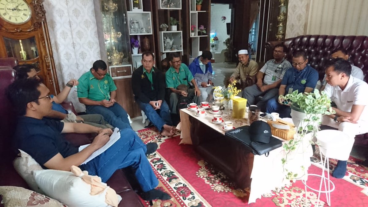 SMART_Sinarmas's tweet image. [27-29 Agustus 2018] Program Collaboration for Transformation (CFT) kami di PT. Tribakti Sarimas (Sarimas Group), Riau bertujuan untuk terapkan kemamputelusuran hingga ke kebun, gali informasi permasalahan &amp;amp; laksanakan program dukungan di tingkat petani pemasok TBS #SMARTEvent