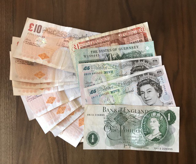 ManchesterVacs's tweet image. If you’ve any old paper £10 notes, £5 notes or even £1 notes still tucked away, you can still spend them with us. We also take paper or coin Euros, US #Dollars, Russian #Roubles and Chinese Yuan at very reasonable rates. #tenpoundnote #notaphily #banknotes #poundssterling #quid