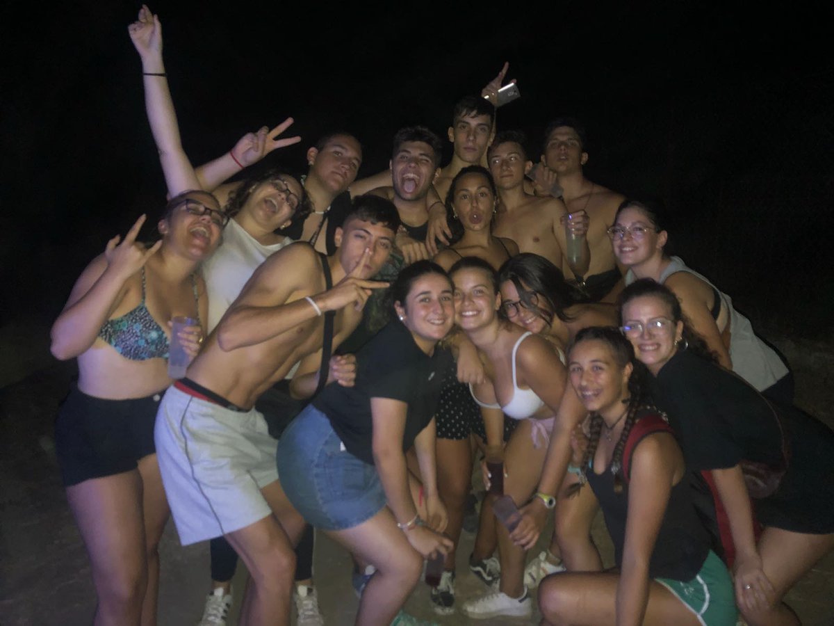 Sariuusss_'s tweet photo. Bendito verano, Bendito pueblo.
#locolocoloco #chupachivos https://t.co/xfxIgCGPJJ