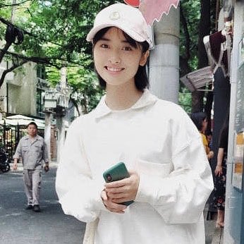suli3s74_'s tweet photo. They coincidentally holding a similar smart phone in a similar case. In a same town.
What do you think, fellow shipper? 😉
#huyitian #shenyue #moondaycouple #chenxicouple #alovesobeautiful #胡一天
#沈月 https://t.co/1rR889y506