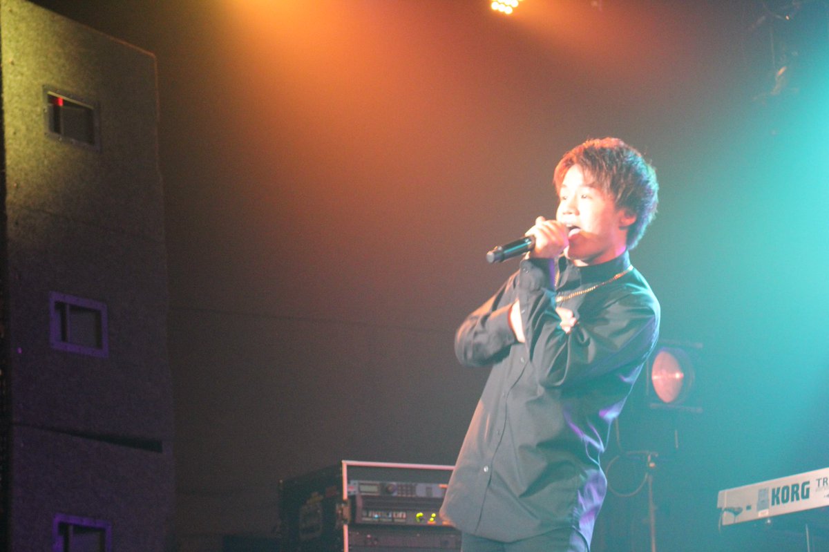 singershowcase's tweet photo. Singer Showcase 2018🎤
8/21に行われた本番では、多くの出演者の方々がステージを盛り上げてくれました！！👏🏻✨

そのアーティストの方々の紹介を少しずつしていきたいと思います！😎🌟

1枚目 宮崎海さん
2枚目 金子充さん
3枚目 長尾祐太さん
4枚目 中川綾音さん https://t.co/VoDEqaUS2m