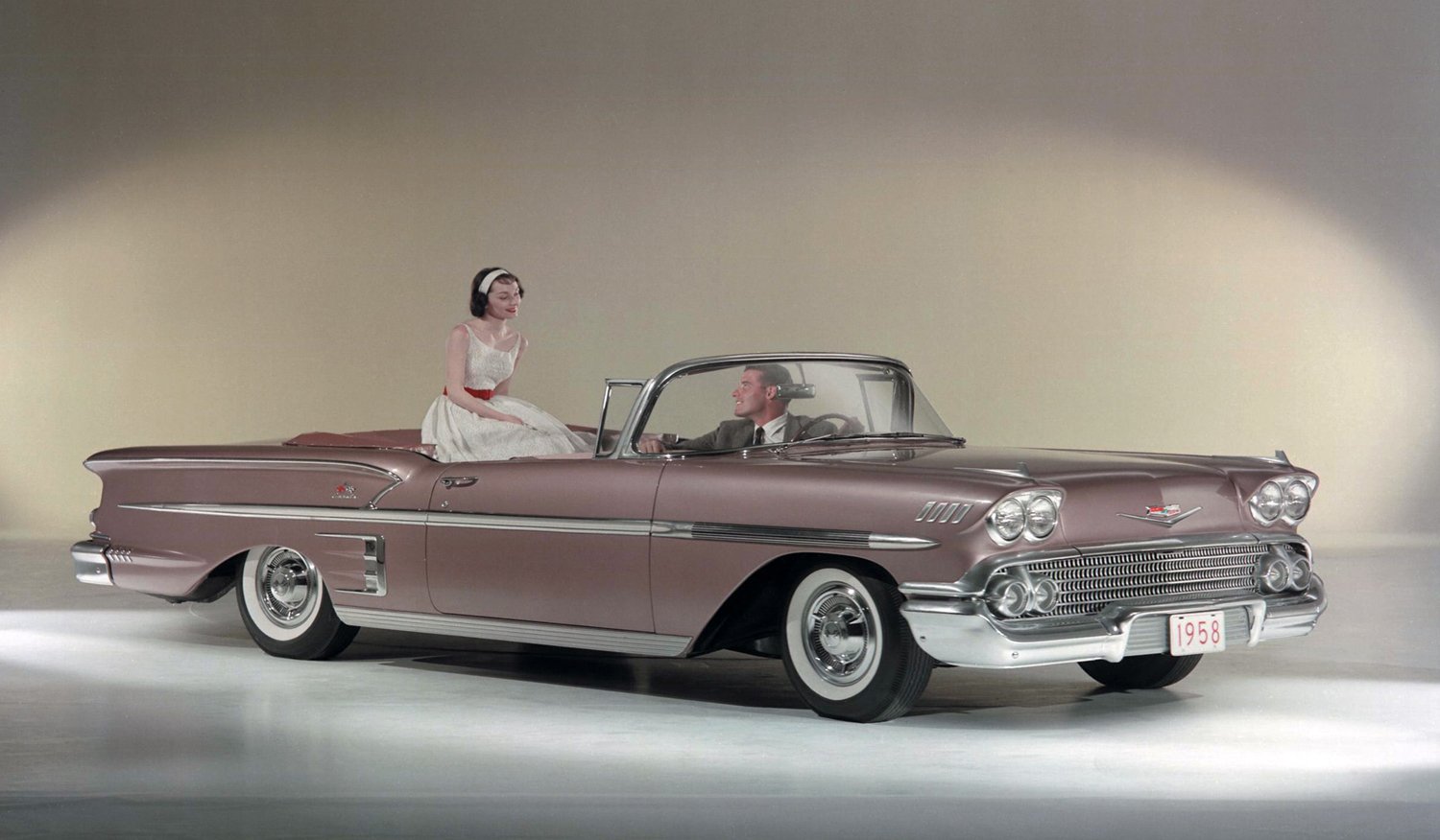 Gazoo編集部 名車 シボレー インパラ 第2次大戦後のアメリカ 繁栄を謳歌する大衆は大きくてパワフルなクルマを求めていました そんな中1958年にインパラが誕生 クルマの大型化とともに テールフィン も巨大化 まさに アメリカ車 の黄金期を