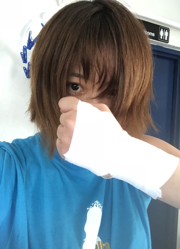 Uzivatel 岩谷麻優 Mayuiwatani Na Twitteru 本日の練習終わり 汗だらっだら 疲れすぎて最後の追い込みやばかった 汗で髪ボサボサすぎる 腕立てとかは手首外れがちだからテーピング必須 暑いのでtシャツは結ぶ はぁ あっちぃ