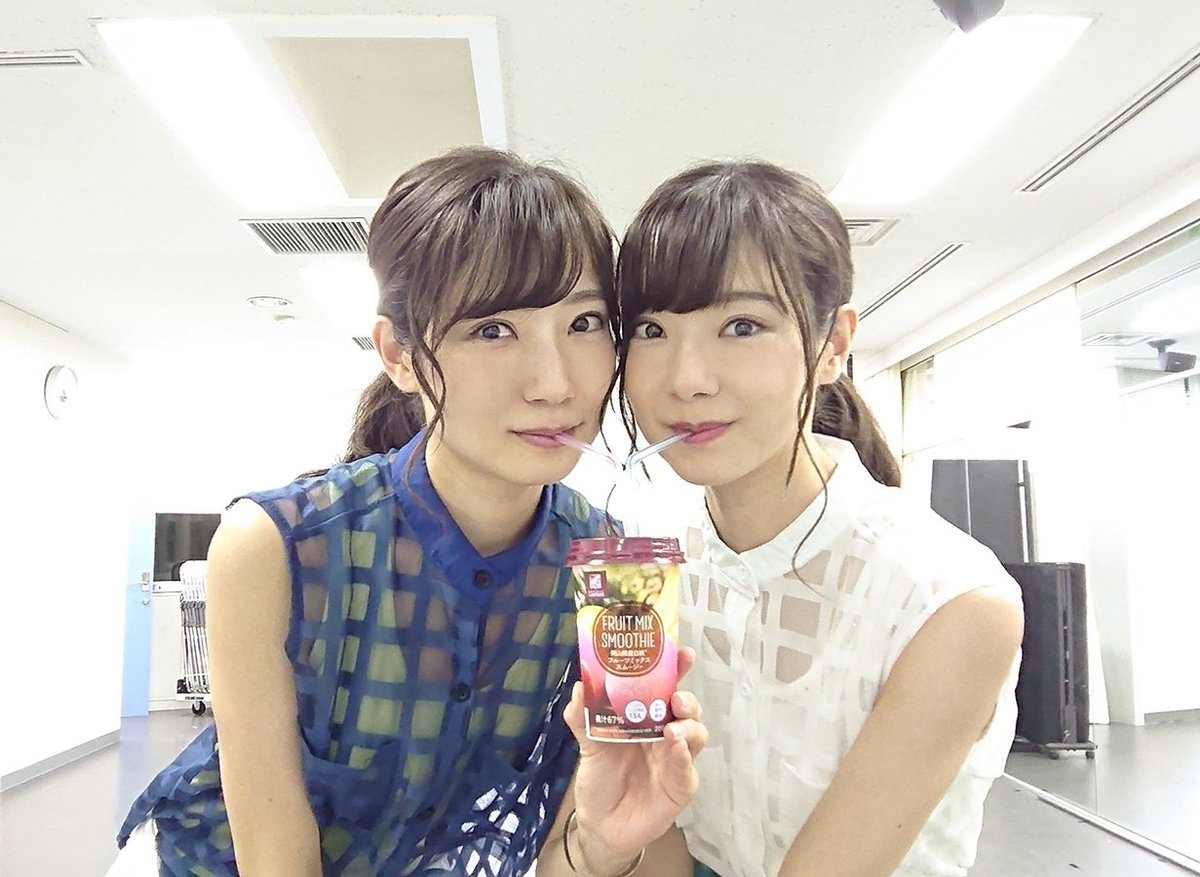 Mika Rika フリー素材アイドル Twitterissa 双子カップルジュース 笑 今月のまちエネクーポンで無料getです ローソンのいろんな種類のグリーンスムージーから選べて 私達は桃に決定 だって 岡山県の白桃 使用だなんて素敵すぎるわ 珍しく私達双子の意見が