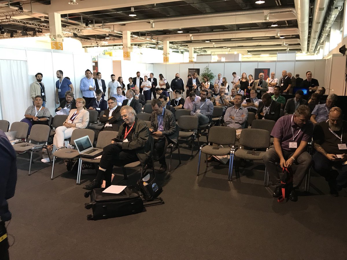 MTDupdates's tweet image. Voller Saal bei unseren Vorträgen an der #topsoft und #MoreThanDigital Bühne. Wer noch kommen will: ts18mtd Code auf Topsoft.ch/Ticket Einlösen und kostenlos kommen