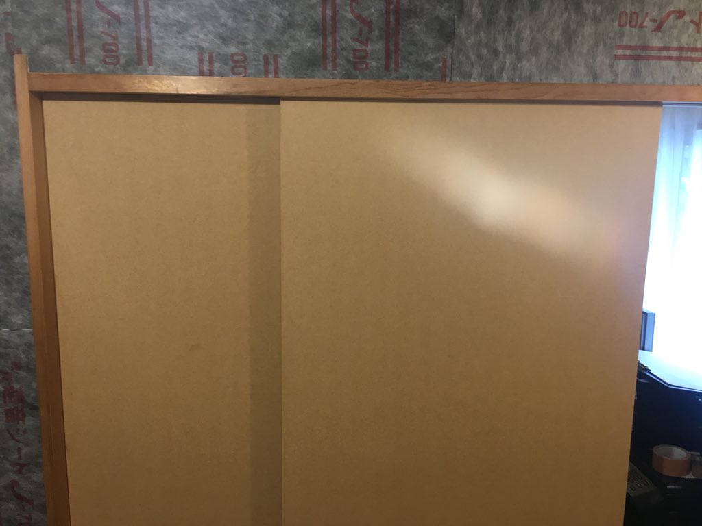 WantYouRecords's tweet photo. 天井の遮音シートが貼り終わり、注文していた板が届いたので、窓と引き戸部分に板を入れて潰します!#homestudio #ホームスタジオ への道 #DIY #wantyourecords https://t.co/lLfalTN63a