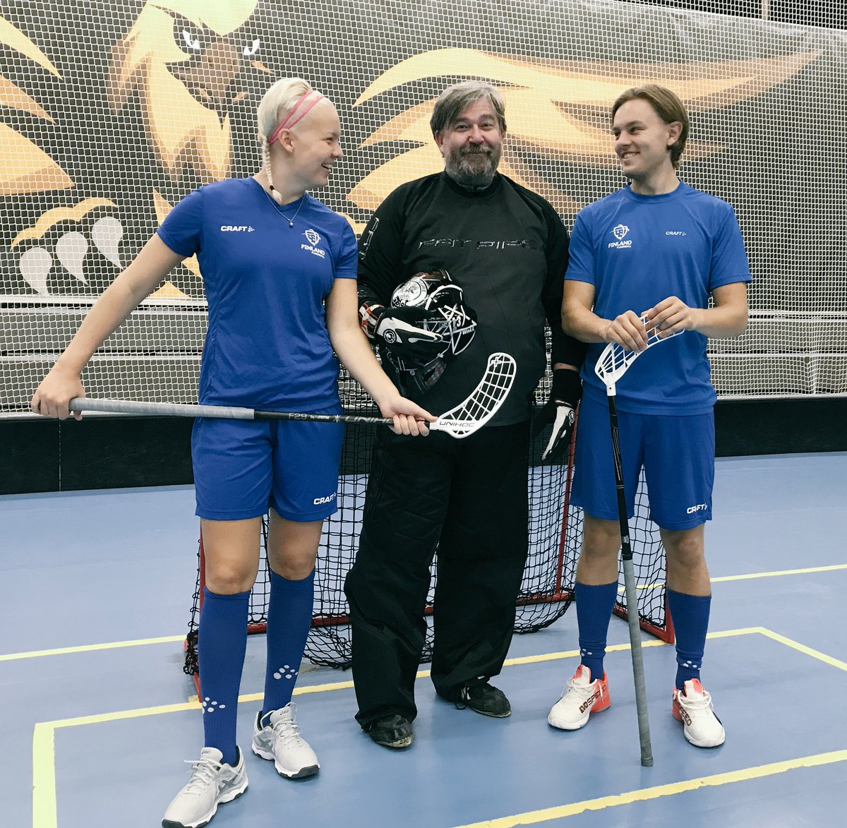 ojalajus's tweet image. Päivän kysymys kuvauksissa: 

@PiLiljelund, milloin oot viimeksi pessyt veskankamasi? 🤧😬😀

#makingof #salibandy 🎥📺

@myemiliak @mmiklu @Salibandyfi @IFF_Floorball @ArenaCenter