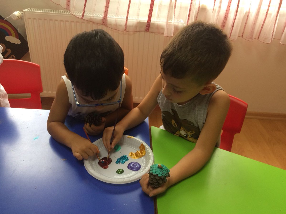 RengarenkAnaoku's tweet photo. Sanat etkinliği dersimizde kozalaklarla yaptığımız sevimli tavus kuşlarımızı doğaya bıraktık 😍🤗
#yazokulu #okuloncesi #doğadayız #kaliteliegitim #beylikduzurengarenkanaokulu #arisparkrengarenkanaokulu #rengarenkanaokulu #büyükçekmeceanneleri #büyükçekmece #mimaroba https://t.co/SBanqfMQgo