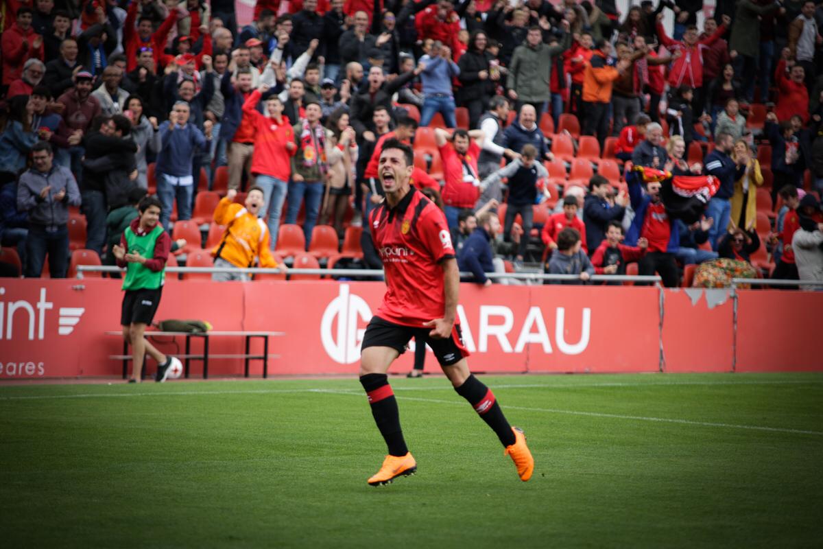 Álvaro Bustos celebra un gol con el Mallorca.