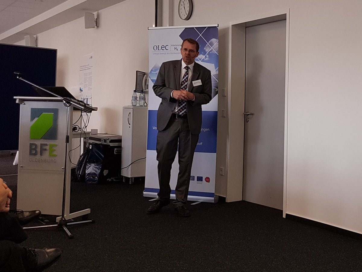 AutomotiveNds's tweet photo. Fachveranstaltung #Batterie und #Brennstoffzelle in der #Mobilität. #MagnusBuhlert vom nds. Ministerium für Umwelt berichtet über die nachhaltige Mobilität in #Niedersachsen. #NetzwerkMobilitaet #OLEC #Oldenburg #Mobilitätswende https://t.co/AgAfLV9ci2